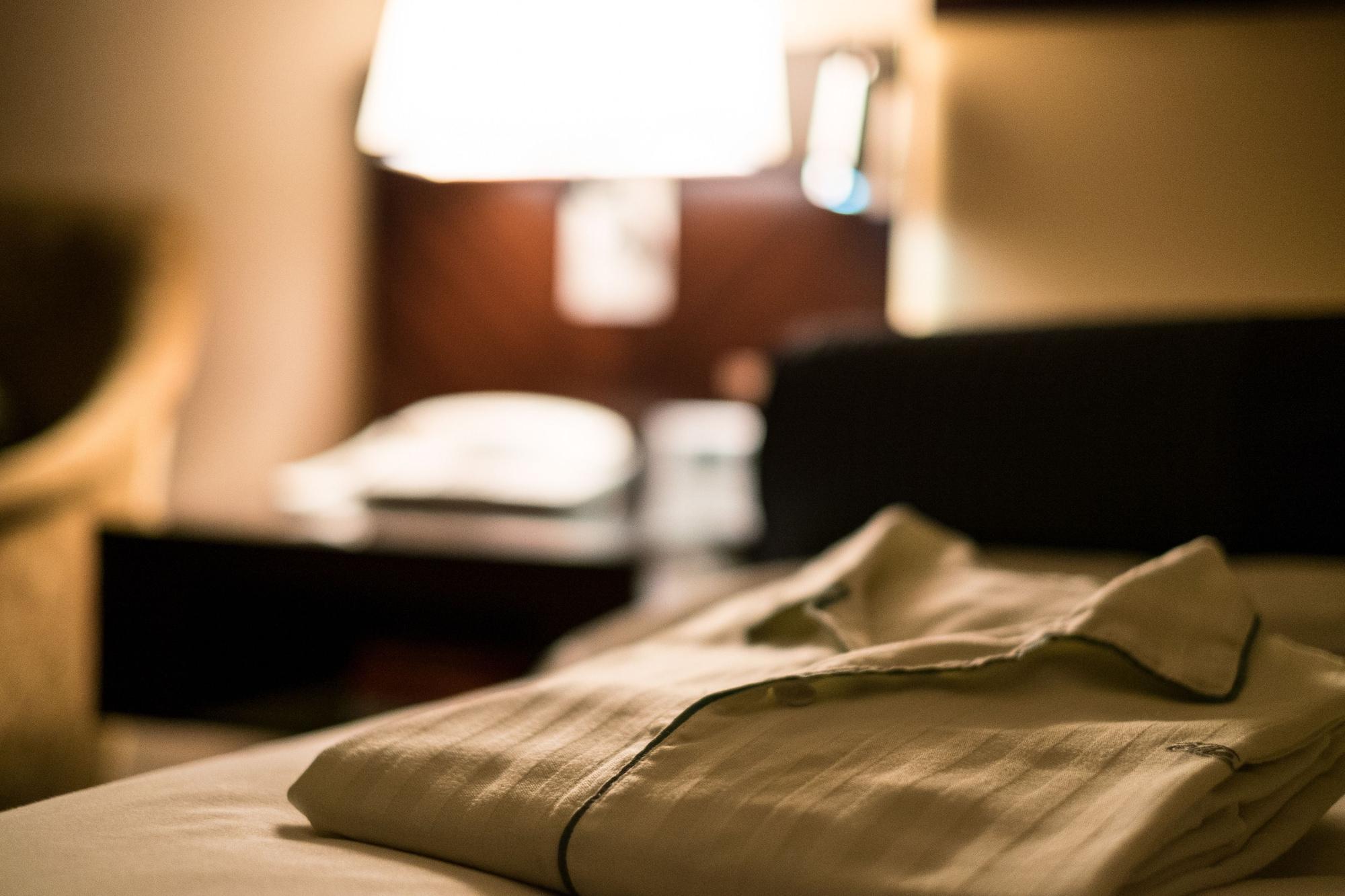 Hotel New Otani Hakata Фукуока Экстерьер фото A shirt left on a bed