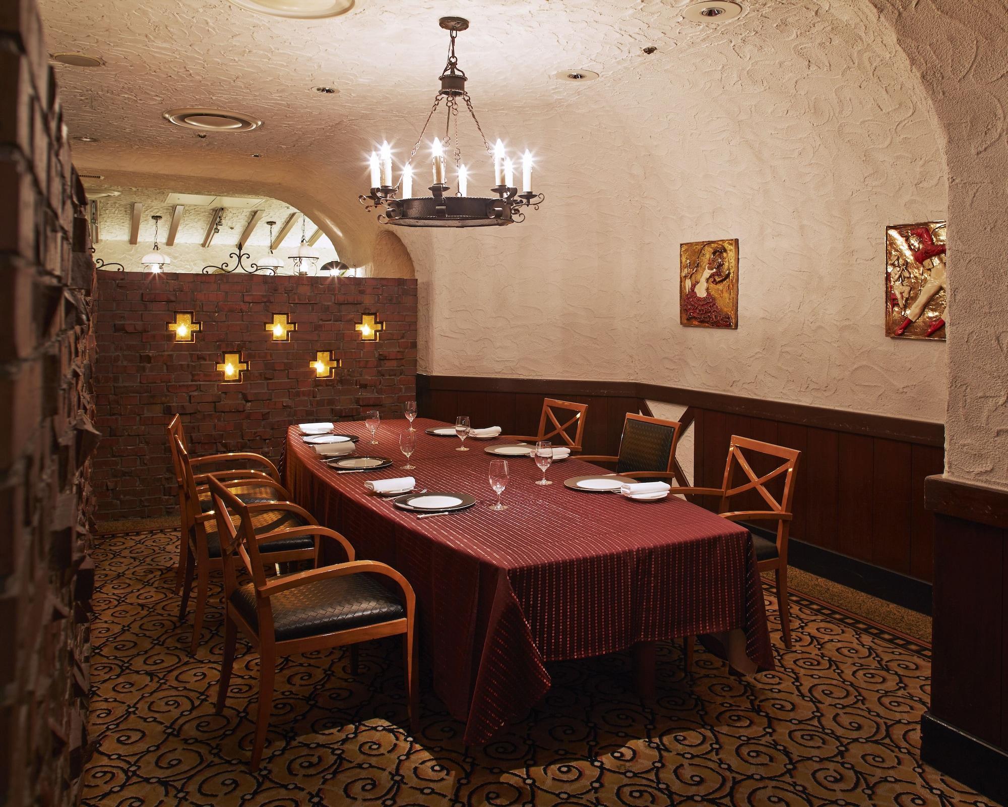 Hotel New Otani Hakata Фукуока Экстерьер фото The restaurant's wine cellar