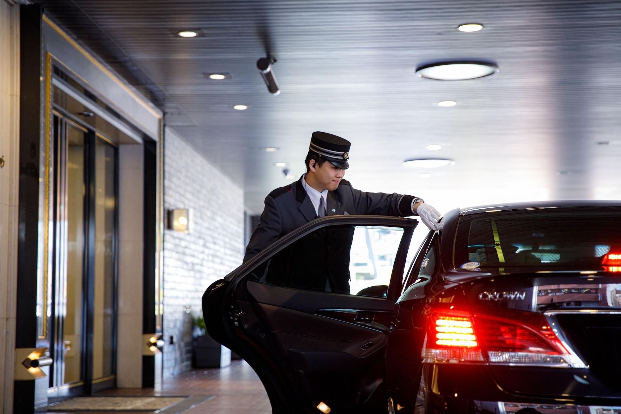 Hotel New Otani Hakata Фукуока Экстерьер фото A chauffeur opening a car door