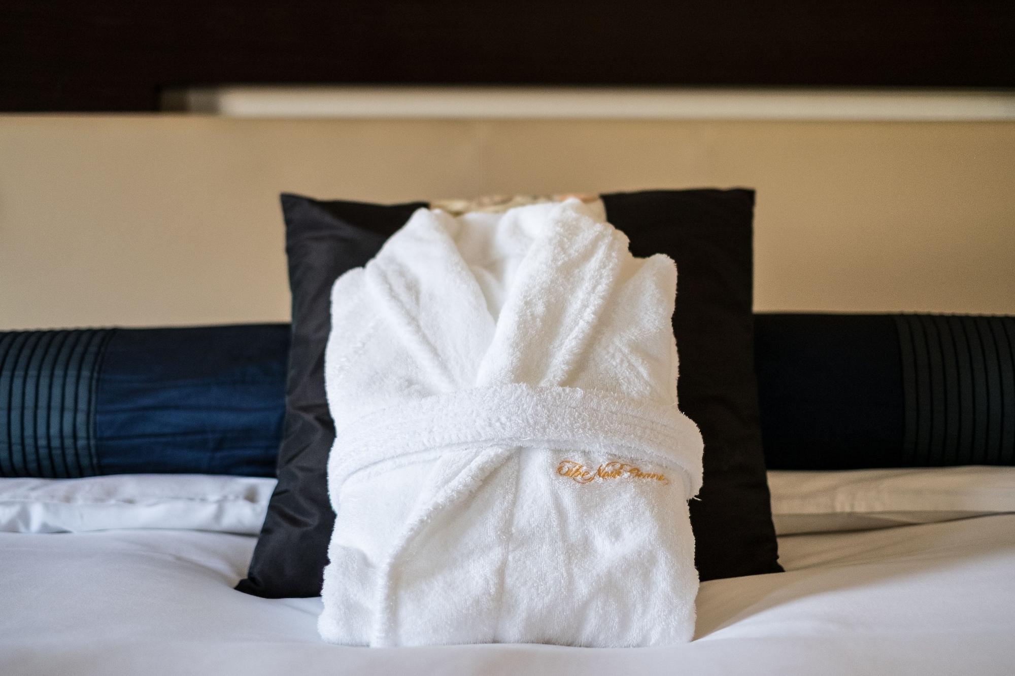 Hotel New Otani Hakata Фукуока Экстерьер фото A bathrobe