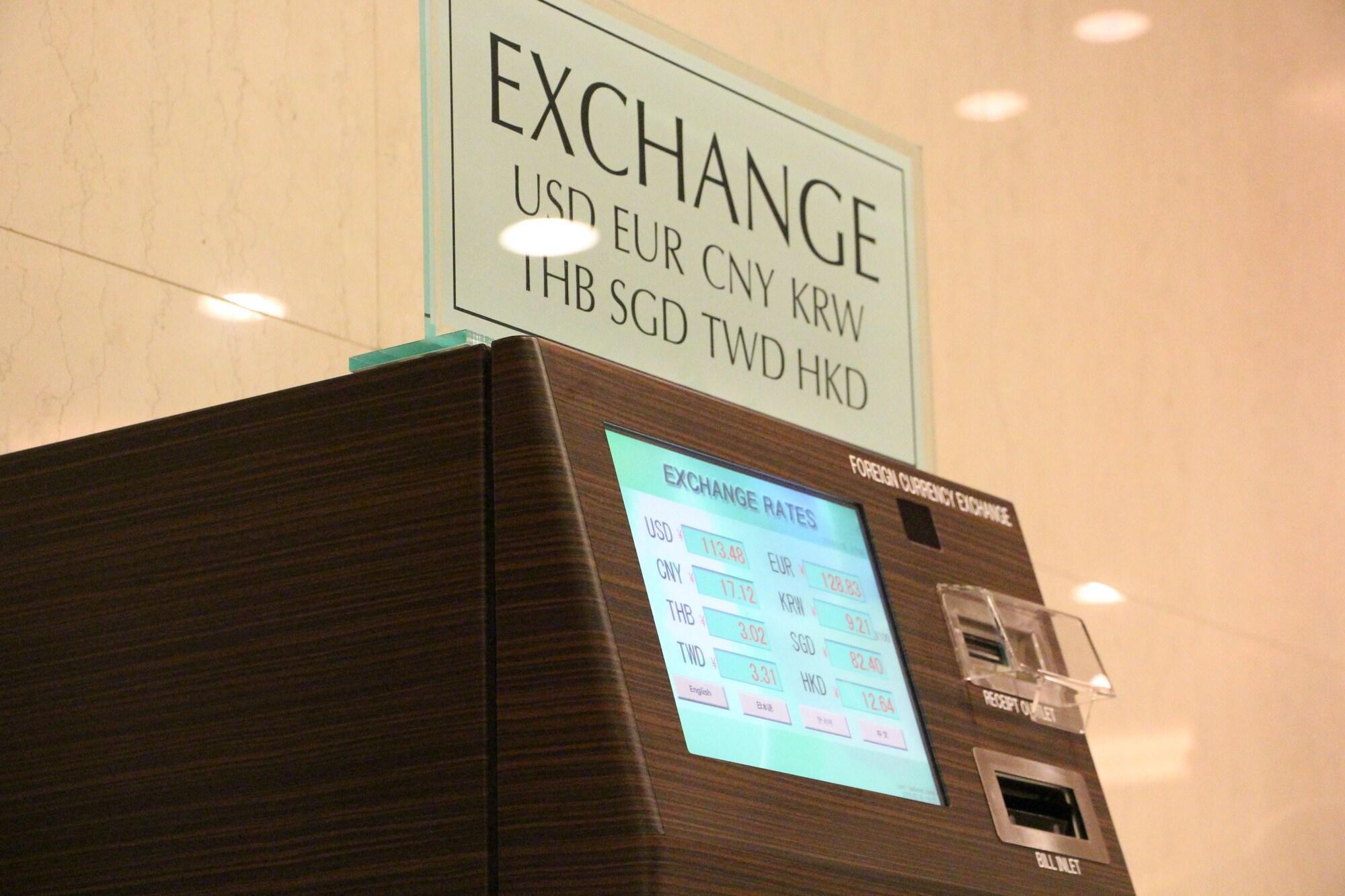 Hotel New Otani Hakata Фукуока Экстерьер фото Foreign currency exchange machine
